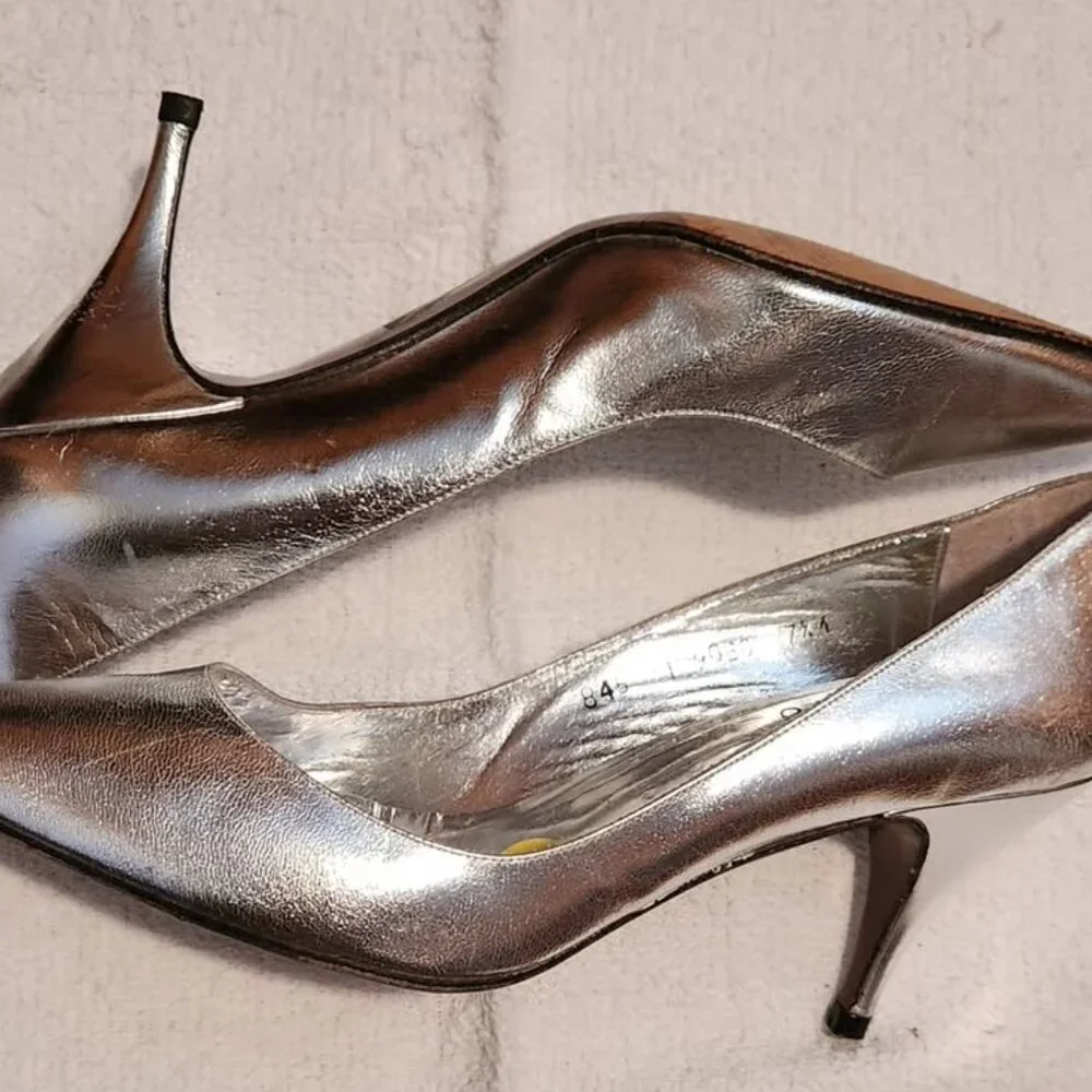 Vintage Silver Pointed-Toe Pumps – Amour by Step In Style – Size 7.5 - Picture 2 of 2